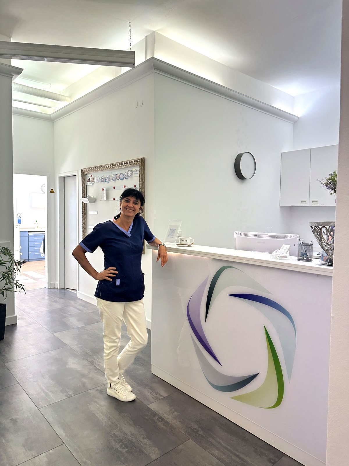 Teammitglied am Empfang von Vita Healthy